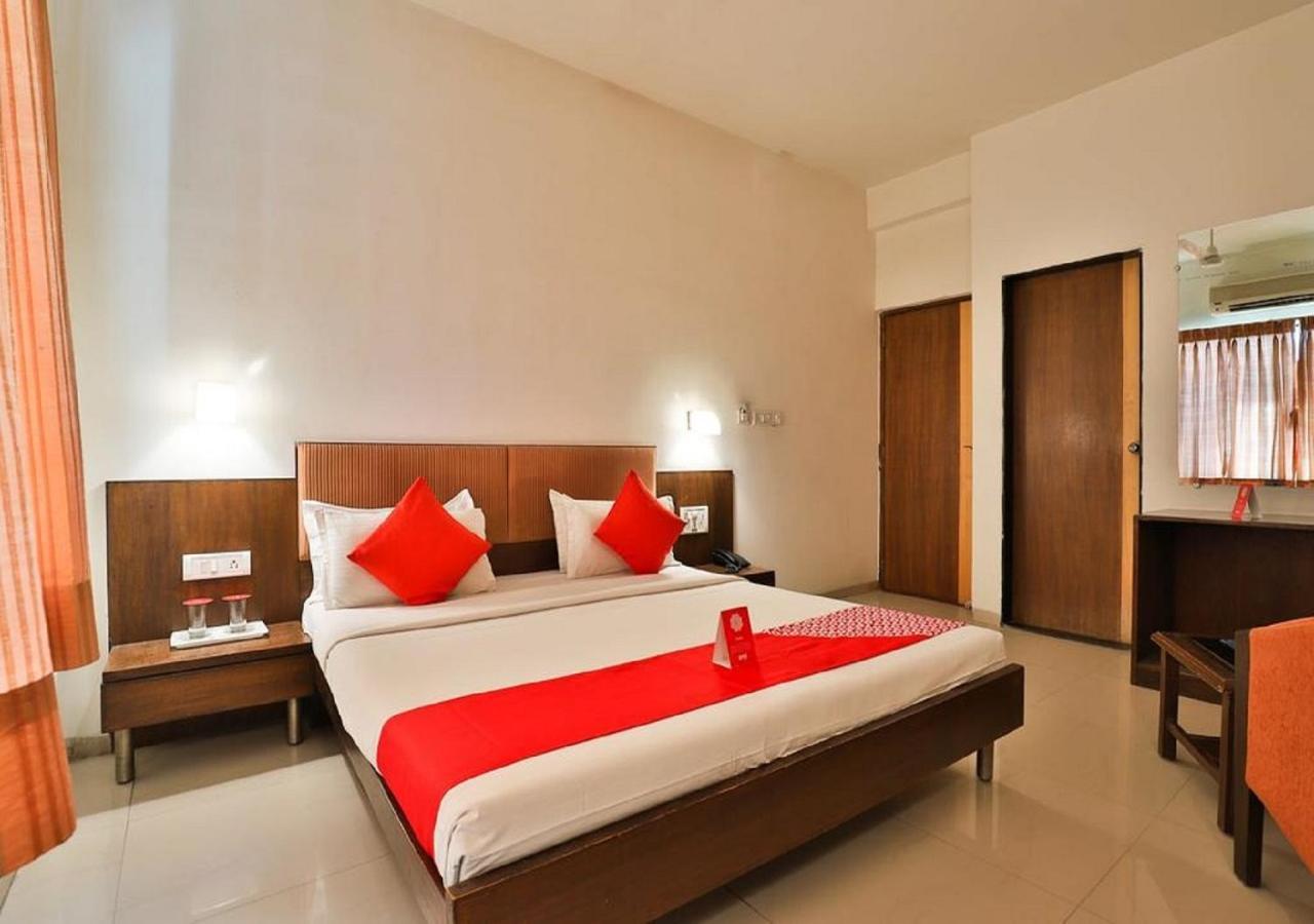 Hotel President Inn By Sky Stays Gandhinagar Bagian luar foto