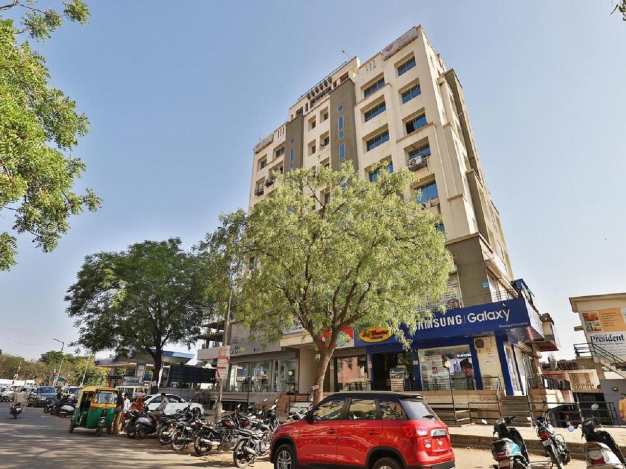 Hotel President Inn By Sky Stays Gandhinagar Bagian luar foto